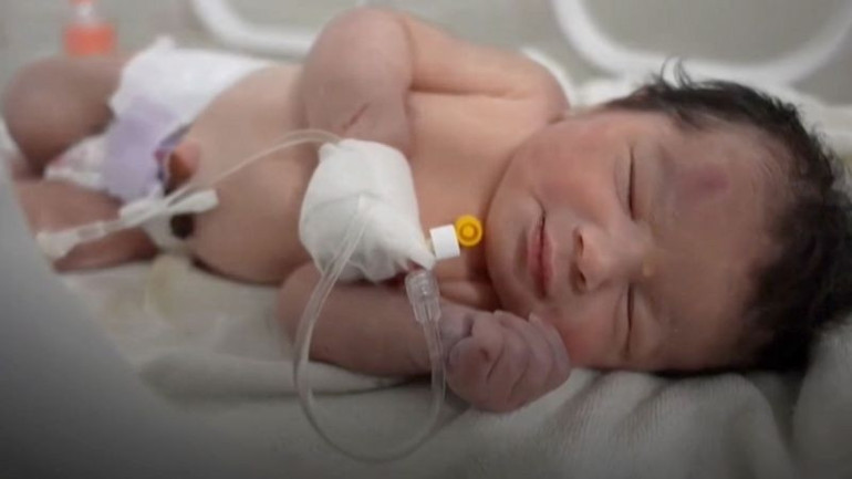 Depremin acı yüzünün sembolü olmuştu... Enkazda dünyaya gelen mucize bebek Afradan yürekleri burkan haber: Yeni evini de kaybedebilir
