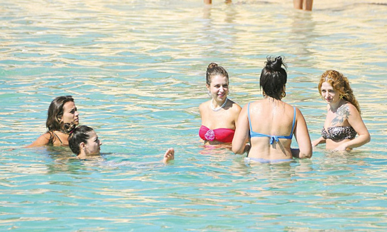 Elçin Sangu ile Yunus Özdikenin loca romantizmi