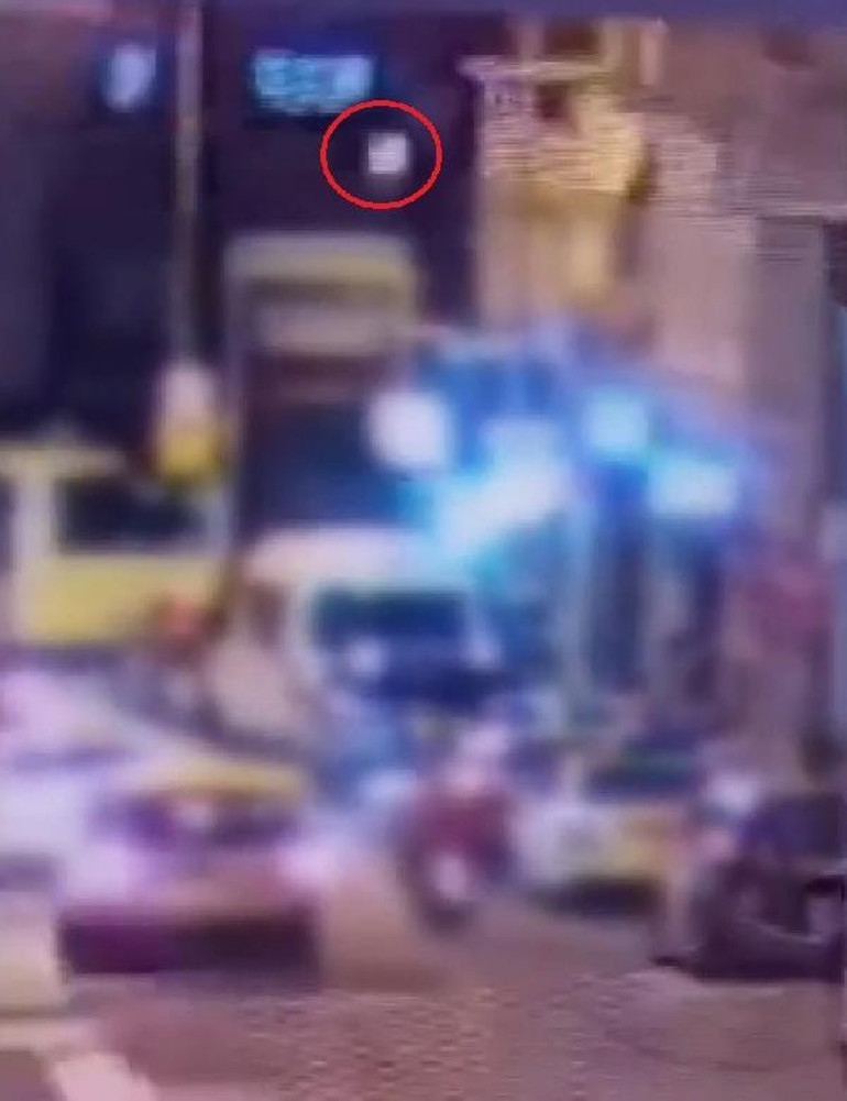 Bahçelievlerde akılalmaz olay kamerada Alev alınca balkondan atılan tüp sürücünün kafasına düştü