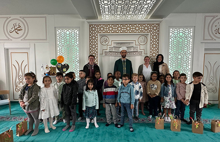 Almanya’da minikler dualarla okula başladı