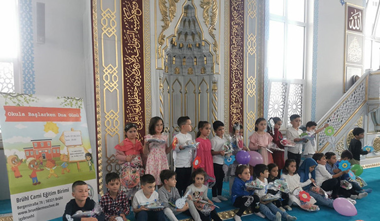 Almanya’da minikler dualarla okula başladı