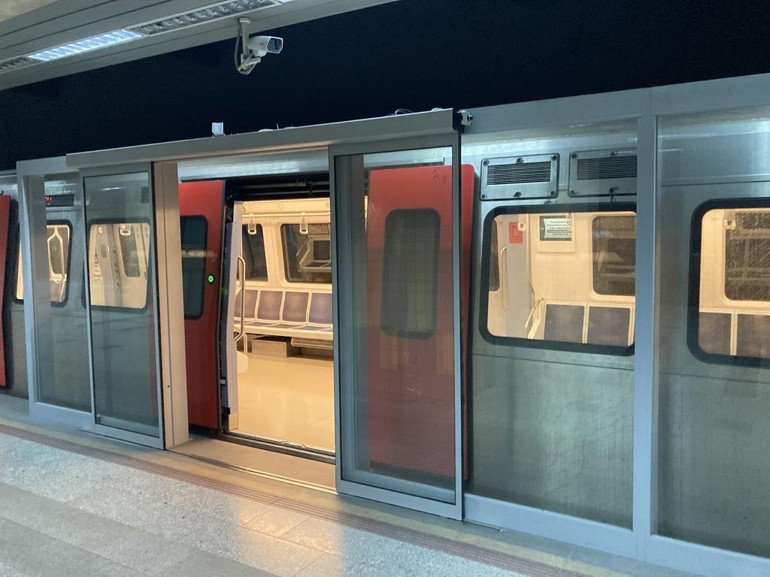 Peron ayırıcı kapı karmaşası