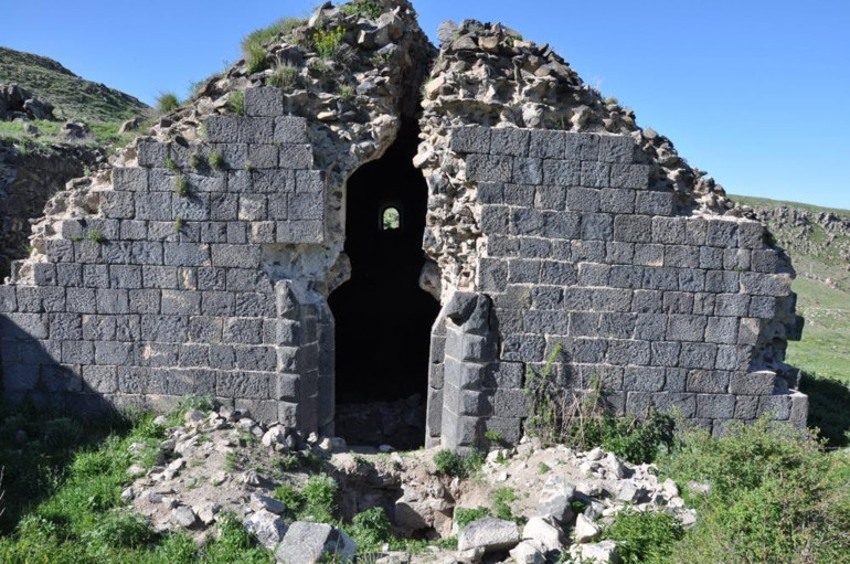Karsta tepki çeken görüntü: Defineciler 150 yıllık kiliseyi talan etti