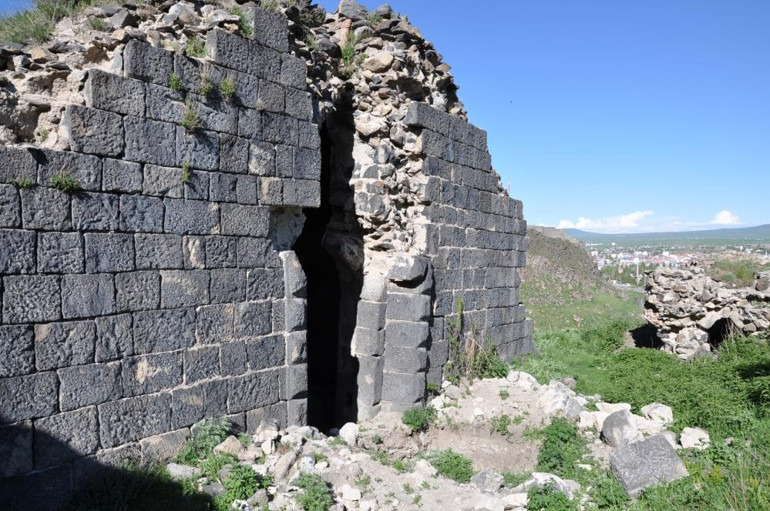 Karsta tepki çeken görüntü: Defineciler 150 yıllık kiliseyi talan etti