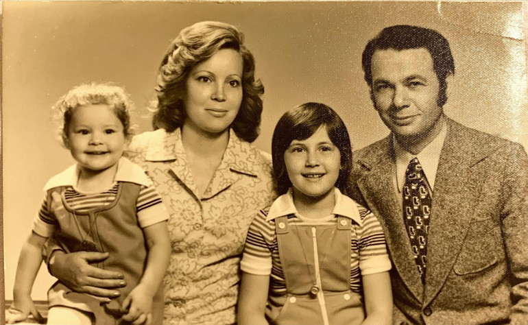 Bir dönem podyumda fırtına gibi esmişti... Estetik iddialarına çocukluk fotoğrafı ile yanıt verdi