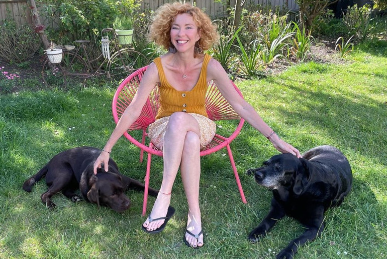 Bir dönem podyumda fırtına gibi esmişti... Estetik iddialarına çocukluk fotoğrafı ile yanıt verdi