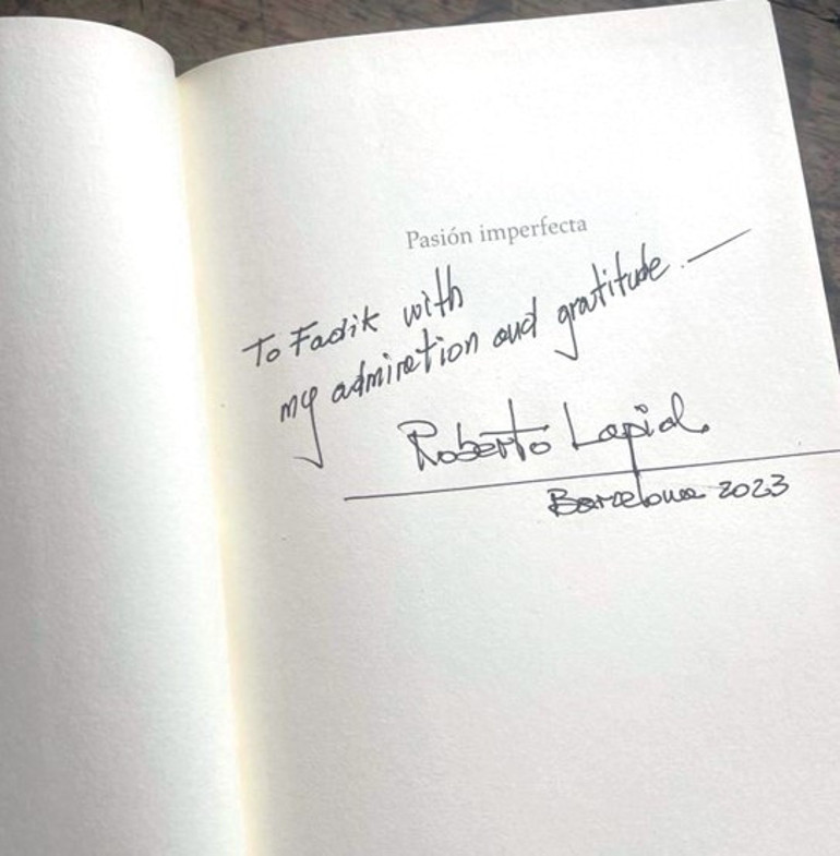 Arjantinli yazar Roberto Lapidden Fadik Sevin Atasoya hayranlık imzası