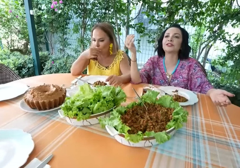 Ünlü çift İstanbulu terk edip Urlaya yerleşmişti... Artık yediklerimden keyif alıyorum