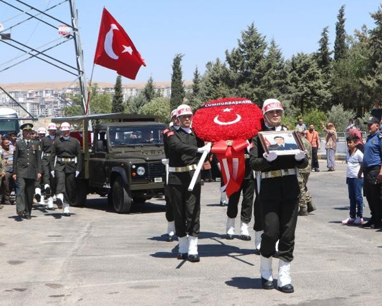 Şehit cenazesinde gözyaşları sel oldu... Ağabeylerini asker selamıyla uğurladılar