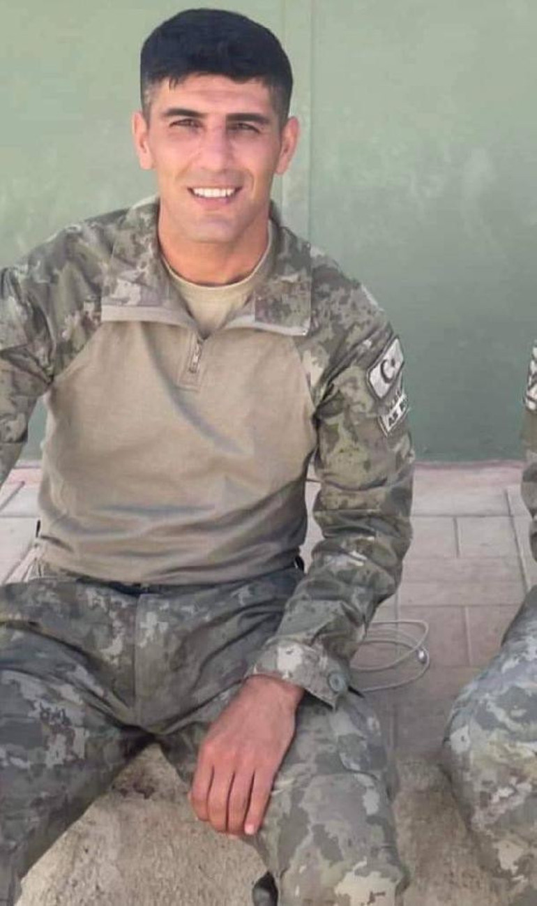 Şehit cenazesinde gözyaşları sel oldu... Ağabeylerini asker selamıyla uğurladılar