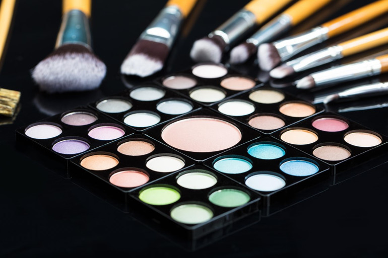 Kullandığı deneme ürününden bulaşan bakteri yüzünden geçici görme kaybı yaşadı... Göz selüliti ciddi vakalarda göz kaybına bile neden olabilir