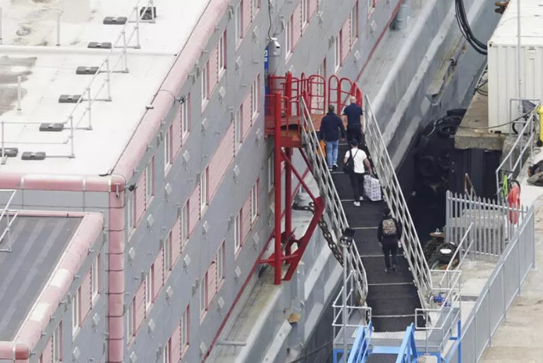 Bibby Stockholm fiyaskosu: İngiliz medyası maskaralık diye duyurdu