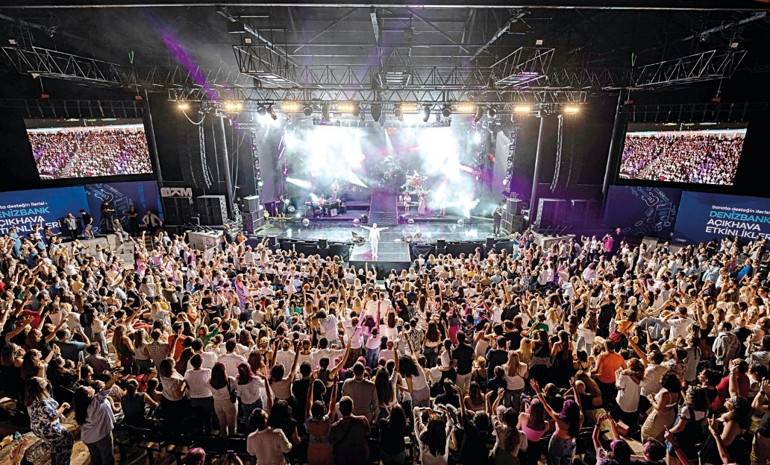 Belçim Bilgin ile sevgilisi Alfredo Di Blasionun Montreal’de festival eğlencesi