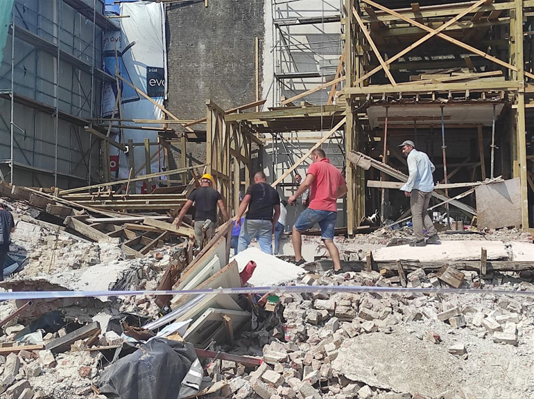 Beşiktaşta restorasyon çalışmalarında 4 katlı bina çöktü: 1 ölü, 1 yaralı