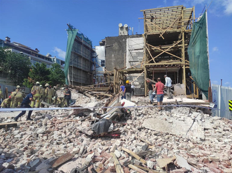 Beşiktaşta restorasyon çalışmalarında 4 katlı bina çöktü: 1 ölü, 1 yaralı