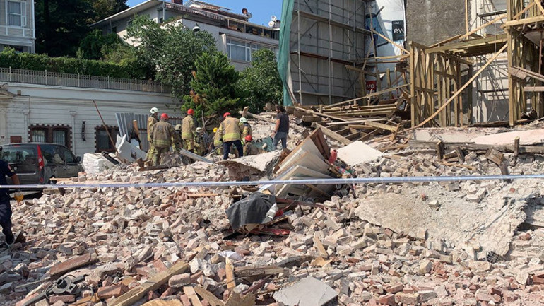 Beşiktaşta restorasyon çalışmalarında 4 katlı bina çöktü: 1 ölü, 1 yaralı