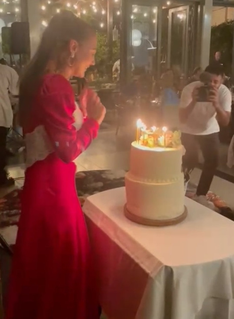 Meryem Uzerliden 40’ıncı yaşa sambalı kutlama