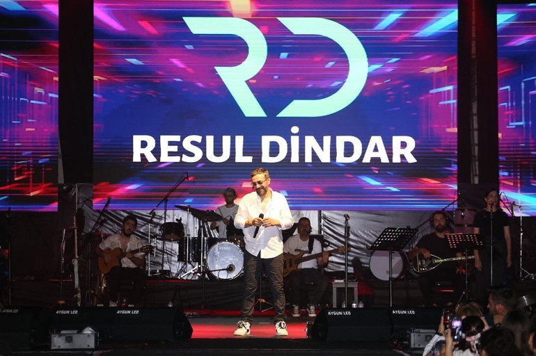 Sahneye gelip uyardı... Resul Dindar ve Demet Akalın arasında gerginlik
