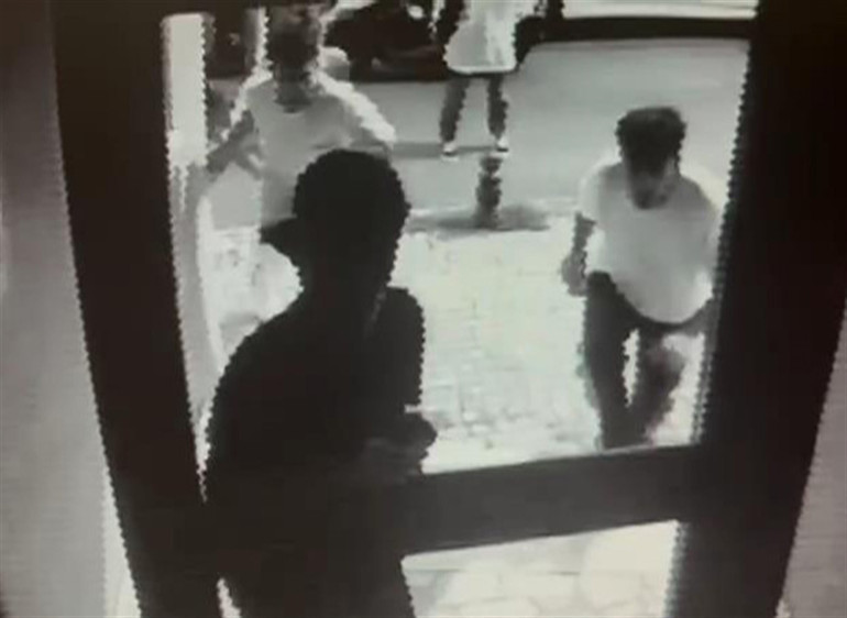 Kadıköyde dehşet: Fatma Duygu Özkan hayatını kaybetti Korkunç iddia: Korkuluklara tutunurken itti