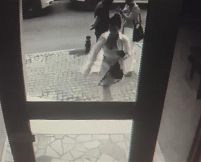 Kadıköyde dehşet: Fatma Duygu Özkan hayatını kaybetti Korkunç iddia: Korkuluklara tutunurken itti