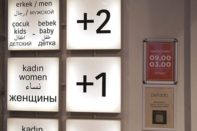 Gecenin 3ünde tıklım tıklım... Beyoğlu’nda mağazalar çift vardiya çalışıyor