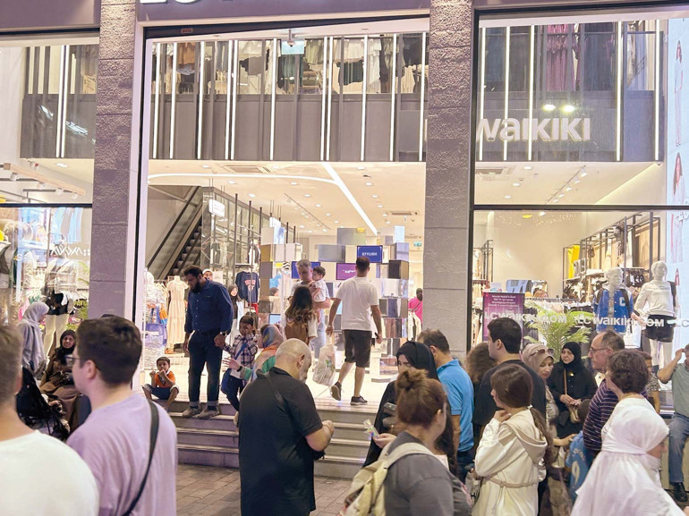 Gecenin 3ünde tıklım tıklım... Beyoğlu’nda mağazalar çift vardiya çalışıyor