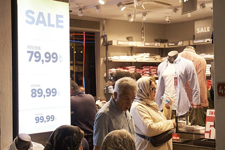 Gecenin 3ünde tıklım tıklım... Beyoğlu’nda mağazalar çift vardiya çalışıyor