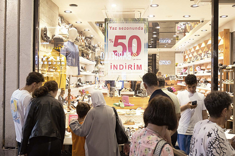 Gecenin 3ünde tıklım tıklım... Beyoğlu’nda mağazalar çift vardiya çalışıyor