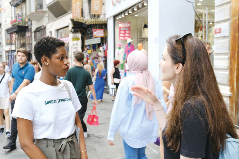 Gecenin 3ünde tıklım tıklım... Beyoğlu’nda mağazalar çift vardiya çalışıyor