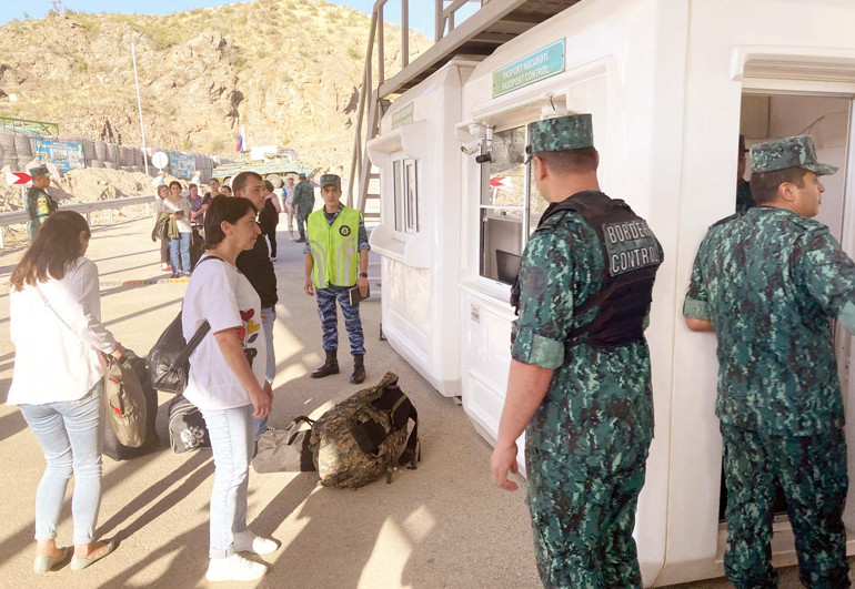 Hürriyet gerilimin tırmandığı Laçin Koridorunda... Kaçakçılığa geçit verilmiyor