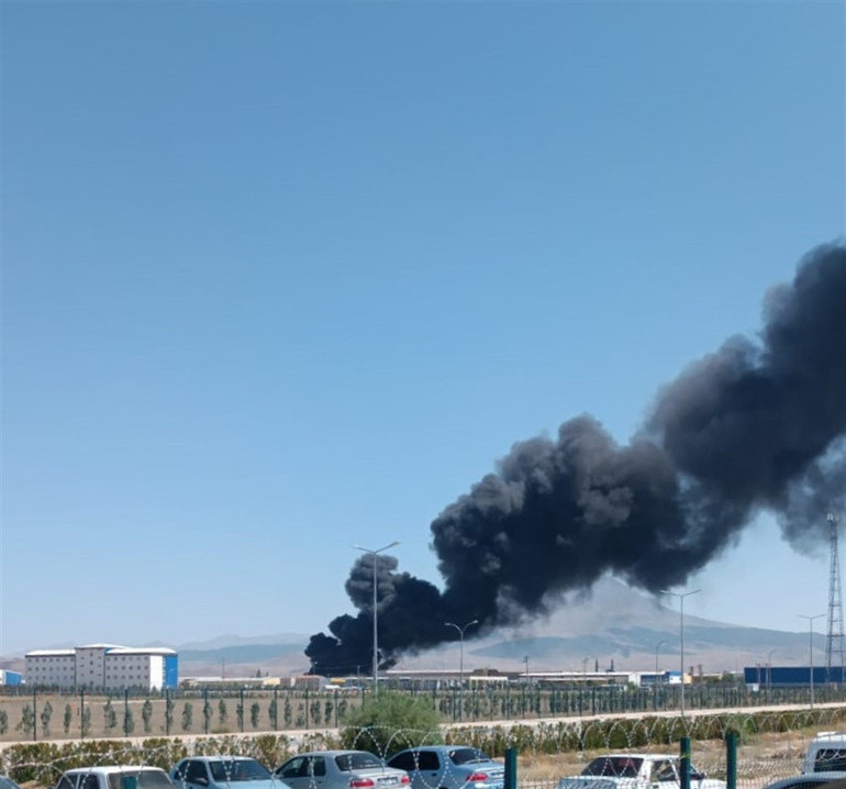 Aksarayda geri dönüşüm tesisinde yangın: 3 saatte kontrol altına alındı