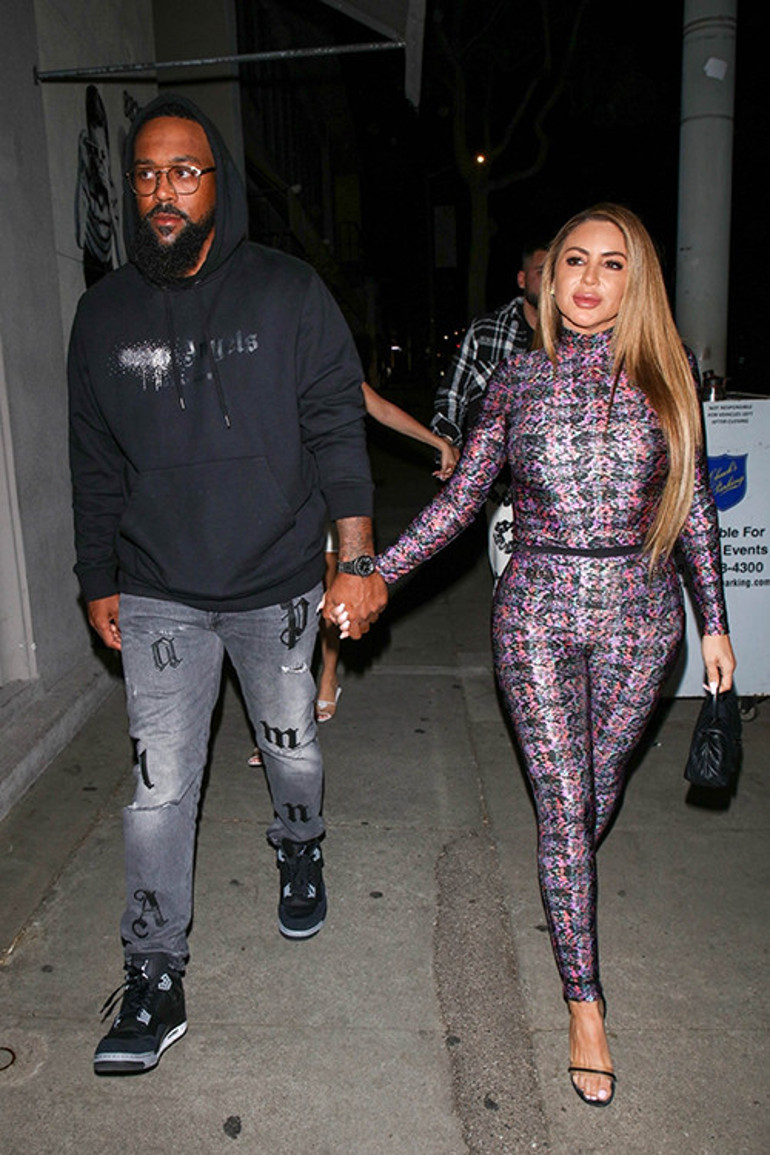 İstenmeyen gelin yüzüğünü gösterdi: 16 yaş küçük sevgilisinin çocukluğunu biliyor