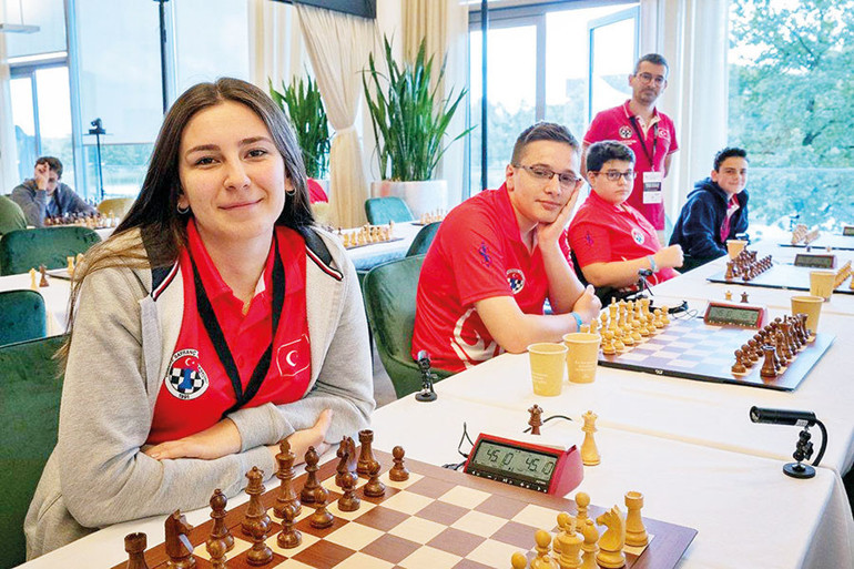 Türkiye’nin satranç hamlesi Türk Satranç Genç Milli Takımı gümüş madalya aldı