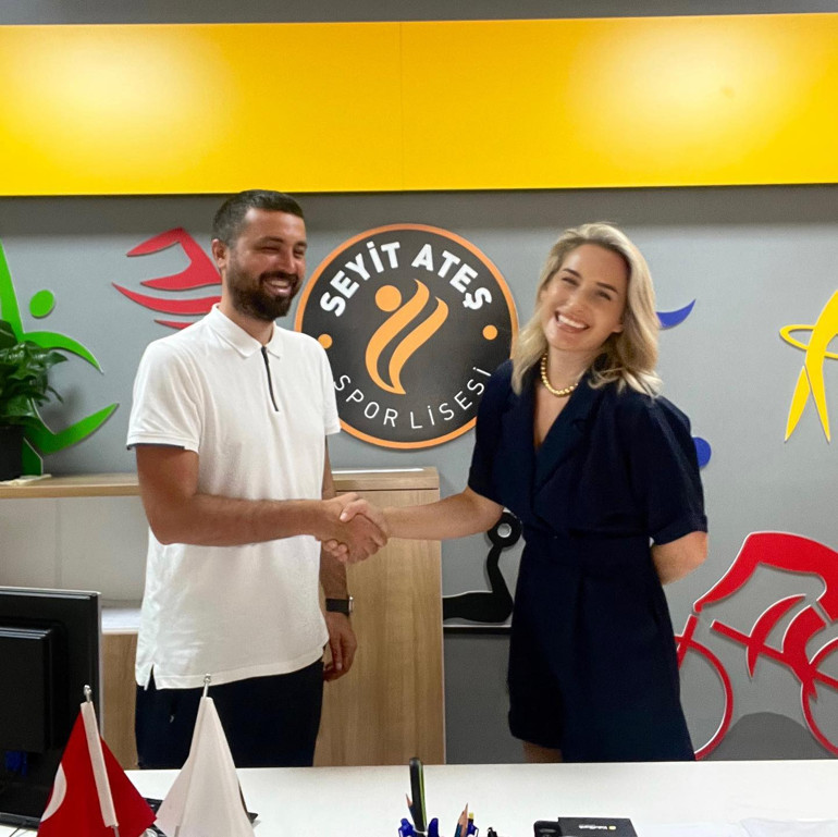 Ünlü oyuncunun ek işi Döner kesip, servis yaptı