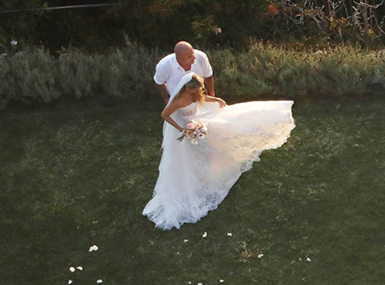 Genç yıldızın mutlu günü: Önce annesini evlendirdi... Şimdi sırada babası var