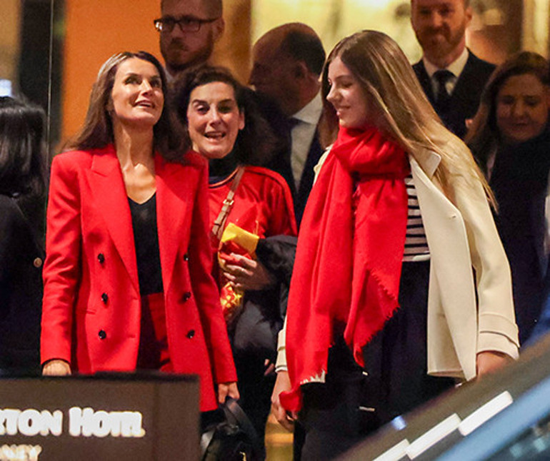 Büyük kızını askere gönderdi, küçük kızıyla futbol maçına gitti