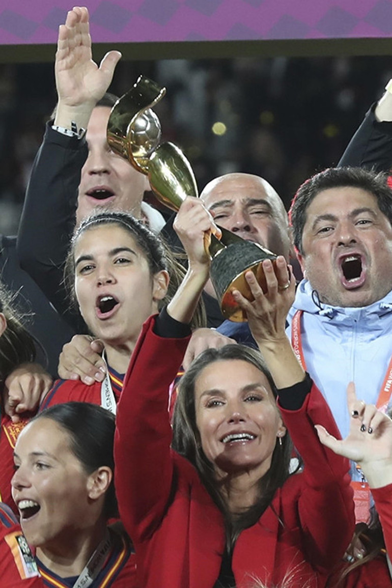 Büyük kızını askere gönderdi, küçük kızıyla futbol maçına gitti