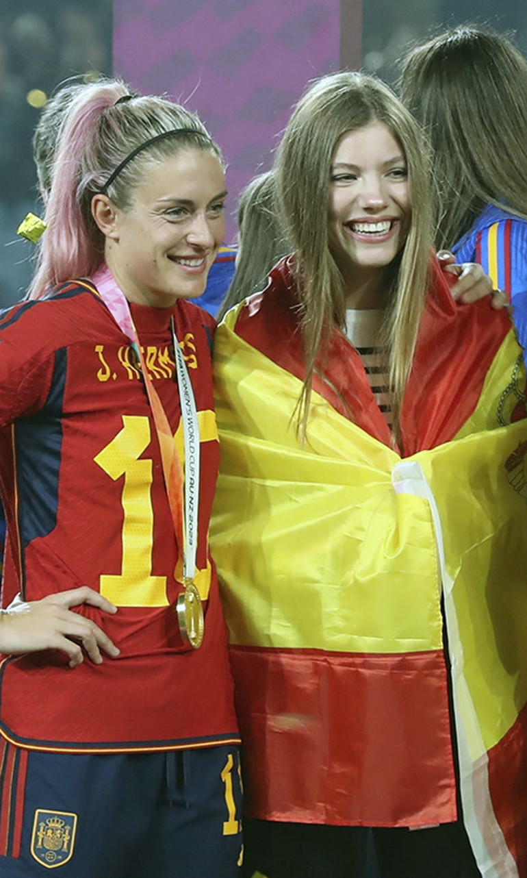 Büyük kızını askere gönderdi, küçük kızıyla futbol maçına gitti