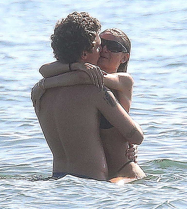 Öz babası ona soyadını bile vermemişti.. Şimdi sevgilisiyle birlikte lüks yatında ağırlıyor