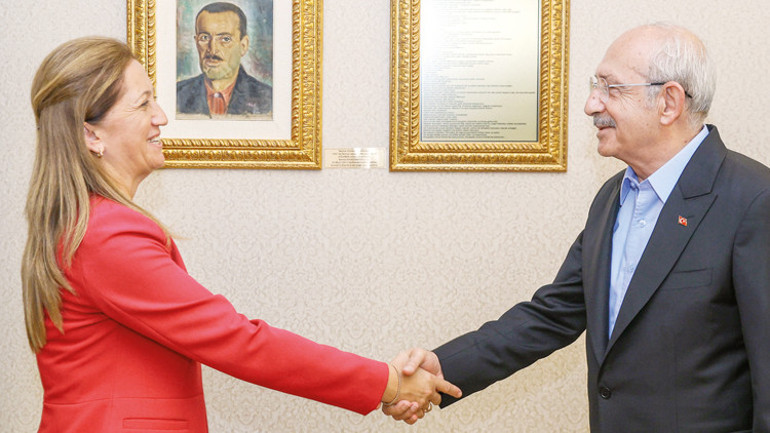 Kılıçdaroğlu, CHP’li kadınlarla: Erkekler biraz geriden geliyor