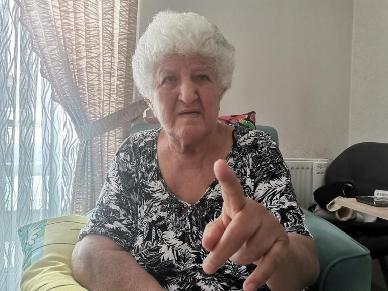 Kaldırımda otururken fare ısırdı... Panik anları kamerada