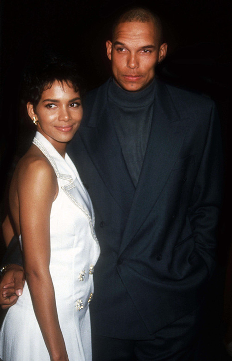 Hollywoodda bu da oldu...Ünlü oyuncu eski kocasına nafaka ödeyecek... Üç yıllık evlilik, sekiz yıllık boşanma davasıyla bitti