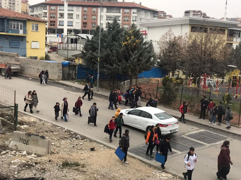 Çiğdem’in korkusu sokak köpekleri