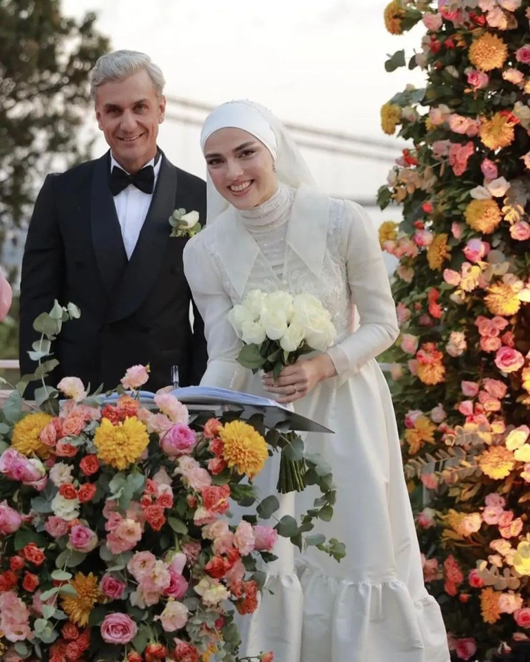 Eşine serenat yaptı... Ünlü oyuncu evlendi