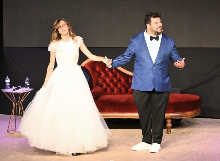 Aslı Enverden kızı Elaya öpücük