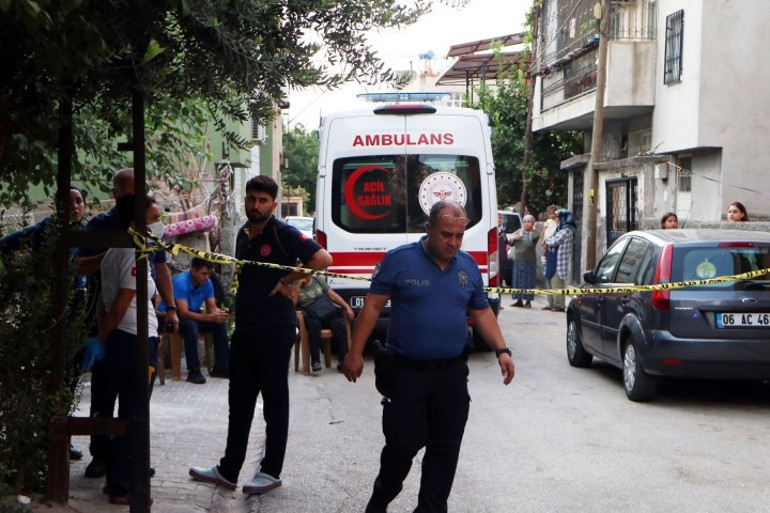 Yaşlı adam, kanser hastası eşini öldürüp polise teslim oldu