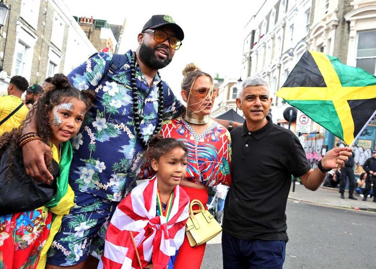 2 milyon kişi Notting Hill’de buluştu