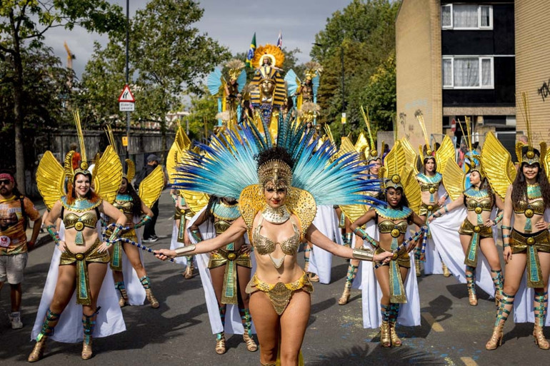 2 milyon kişi Notting Hill’de buluştu