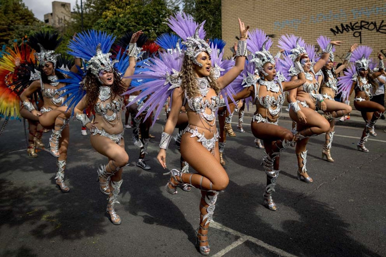 2 milyon kişi Notting Hill’de buluştu
