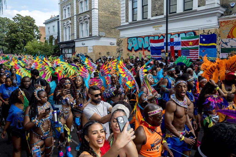 2 milyon kişi Notting Hill’de buluştu